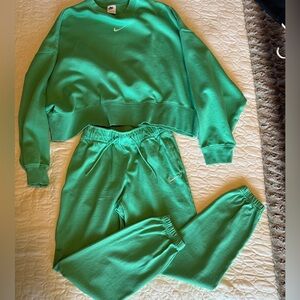 Women’s Nike sweatsuit